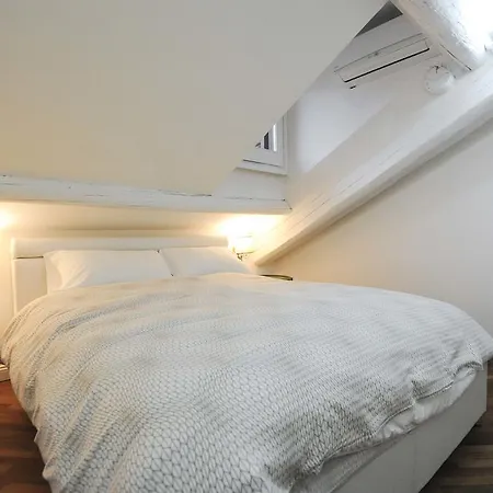 Filzi 9 Apartment